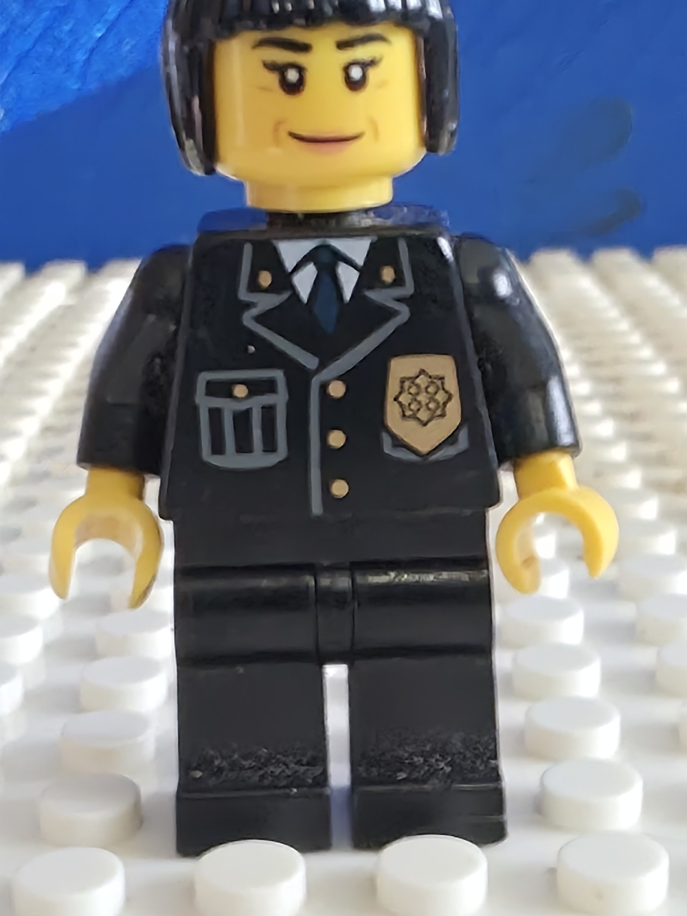 LEGO cty0211 Female Police Chief Black Bob Hair side torso crack